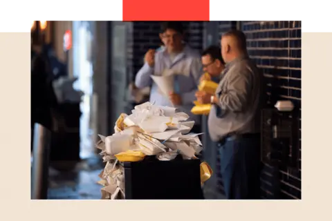 Poubelle débordant d'emballages de malbouffe