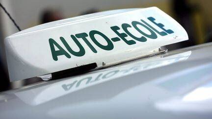 Voiture d'auto-école en illustration