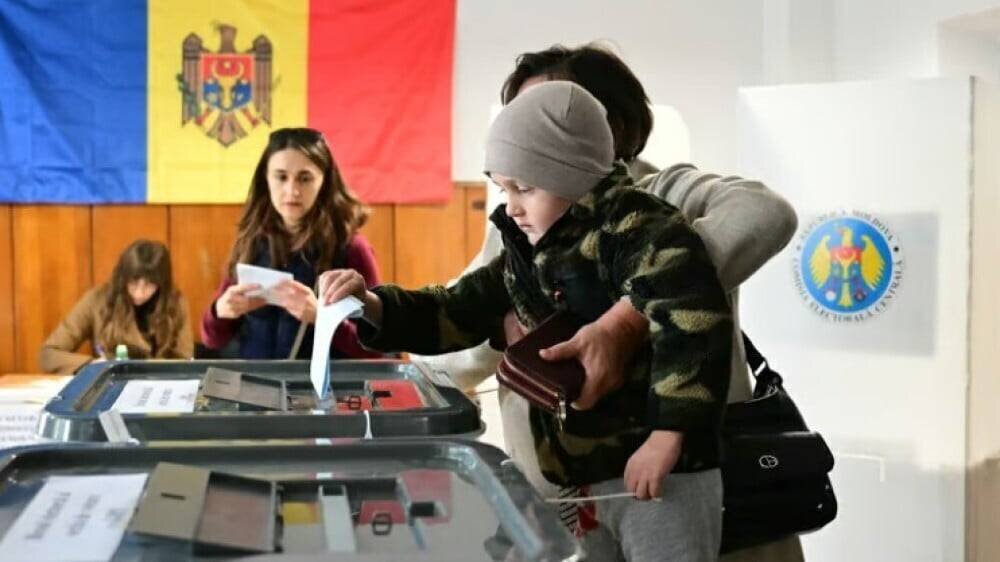 Bureau de vote à Chisinau pendant les législatives
