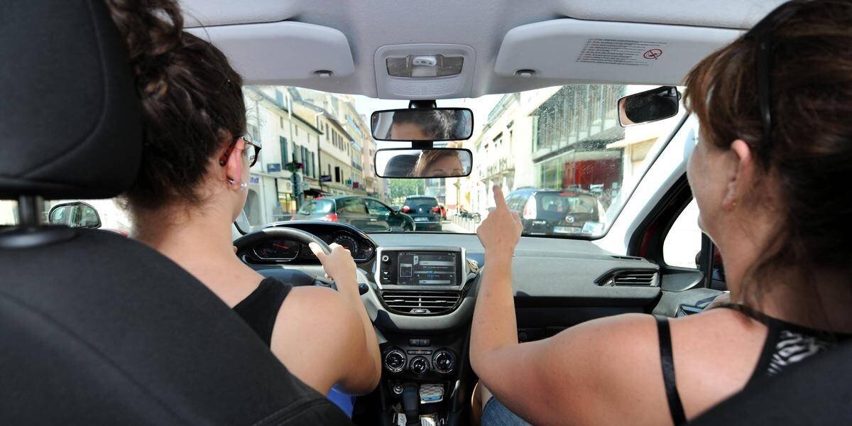 Voitures d’auto-école en file d’attente près de Paris