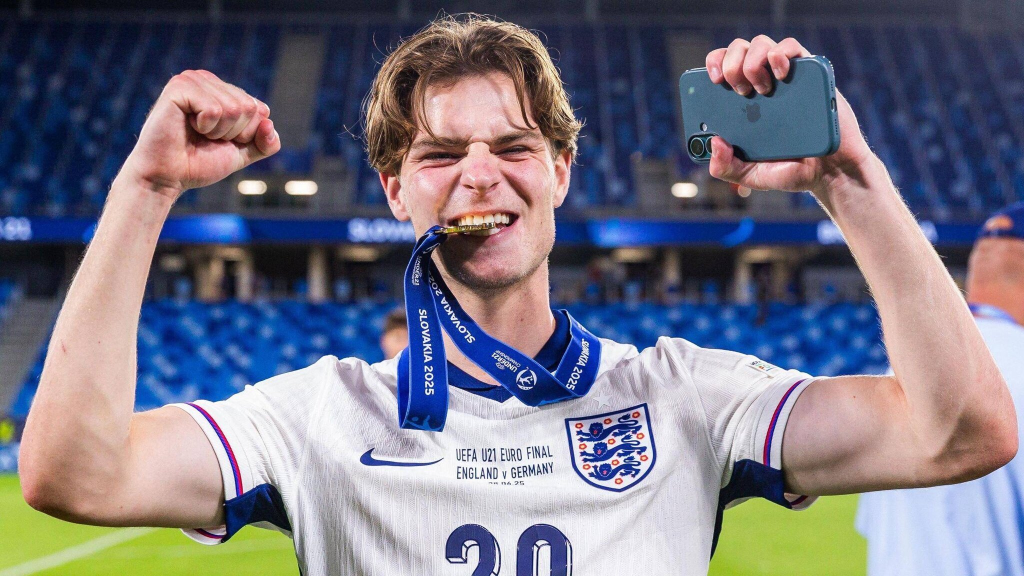 Célébration d'Alex Scott après la victoire