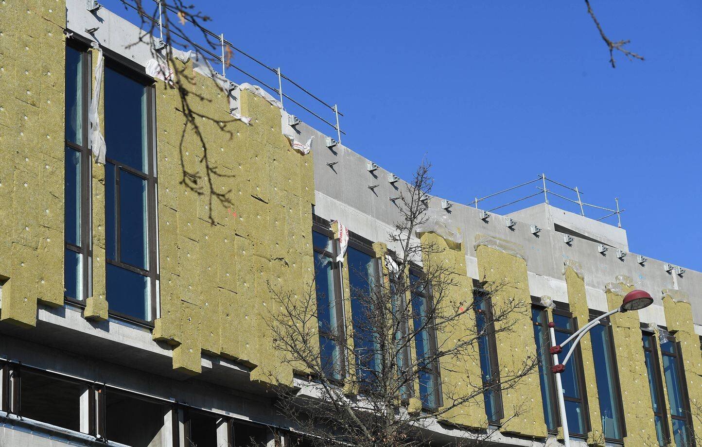 Chantier d’isolation d’un immeuble en rénovation