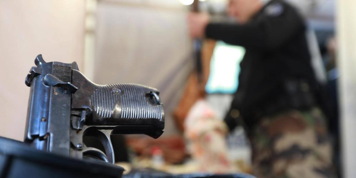 Armes de service dans une caserne