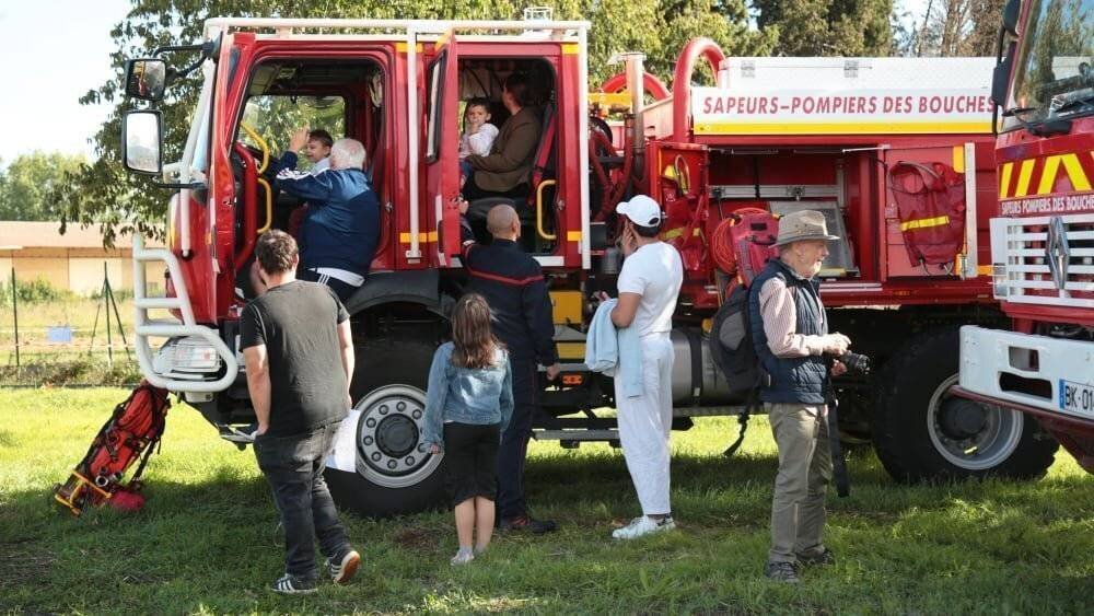 Caserne et véhicule lors de la journée anniversaire à Saint-Martin-de-Crau