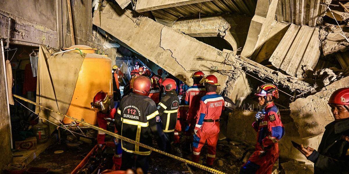 Vue extérieure du bâtiment effondré à Sidoarjo, Indonésie