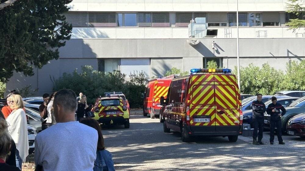 Secours et policiers sécurisant le bâtiment CPAM d’Avignon