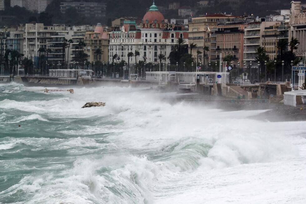 Vagues sur la côte à Nice pendant tempête Alex