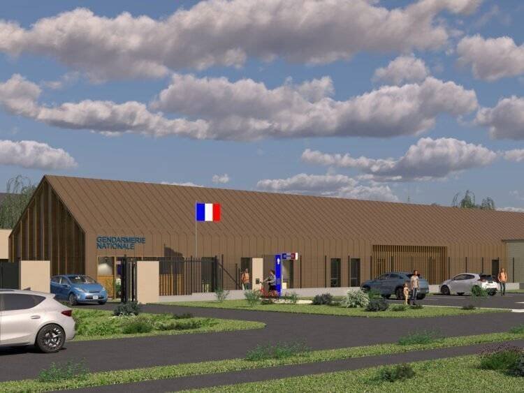 Hélène Moreau devant un chantier de réhabilitation