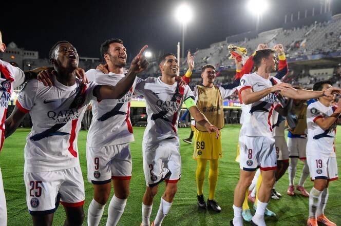 Joueurs parisiens célébrant la victoire à Barcelone