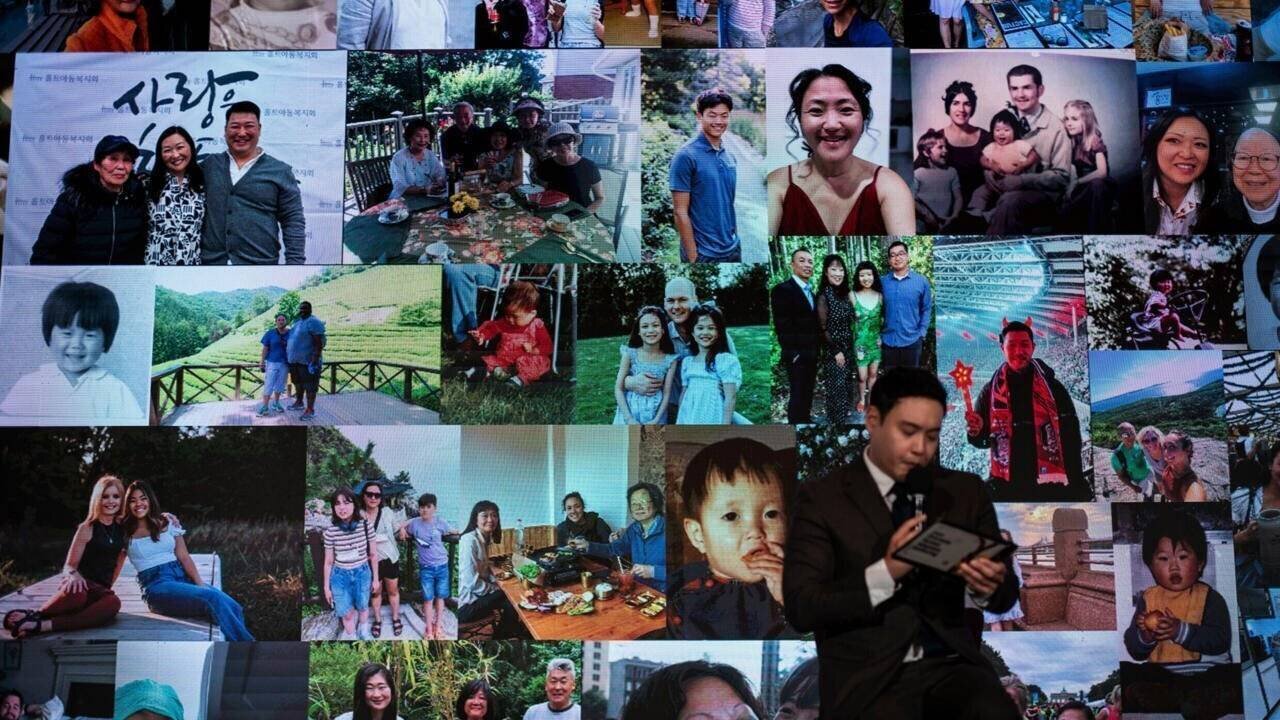 Photos d'enfants adoptés affichées lors d'une conférence