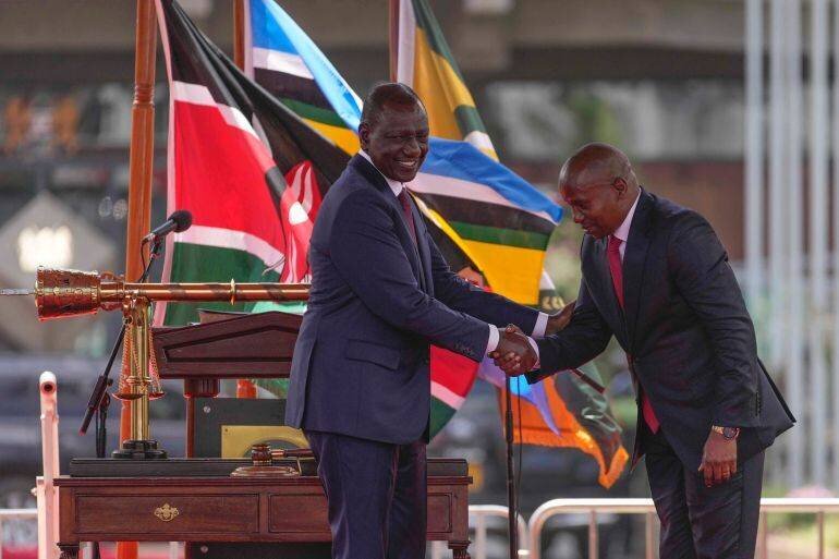 Le vice-président Kithure Kindiki serre la main du président William Ruto lors de la prestation de serment