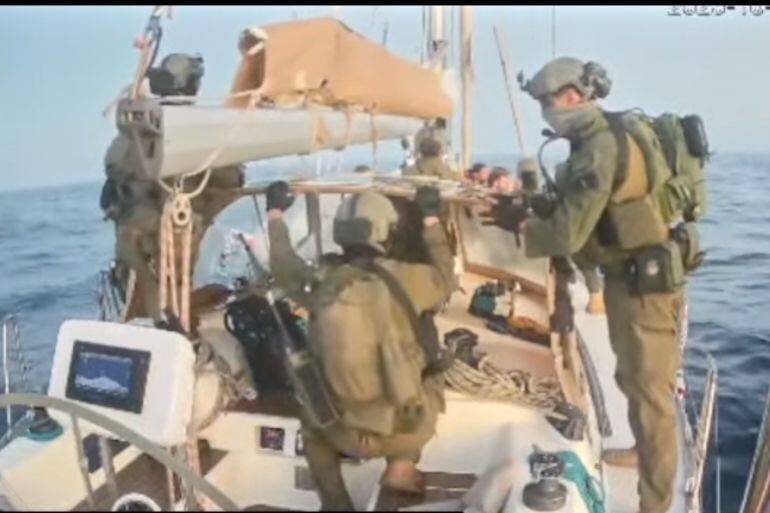 Soldats de la marine israélienne à bord d'un des navires du flottille après interception