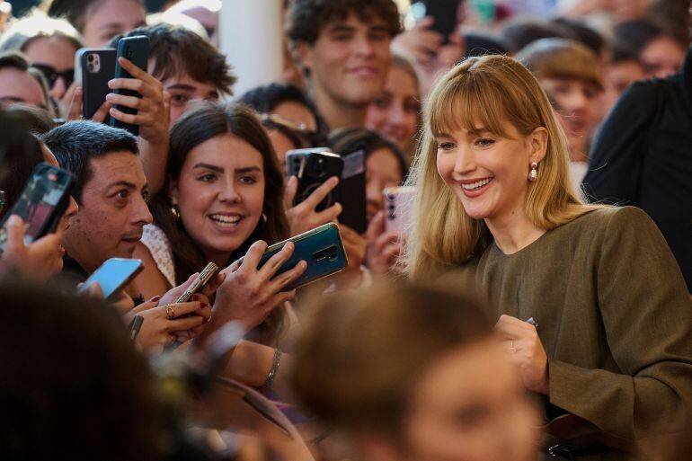 Jennifer Lawrence signe des autographes avant de recevoir le prix Donostia au festival de San Sebastián, 26 septembre 2025.