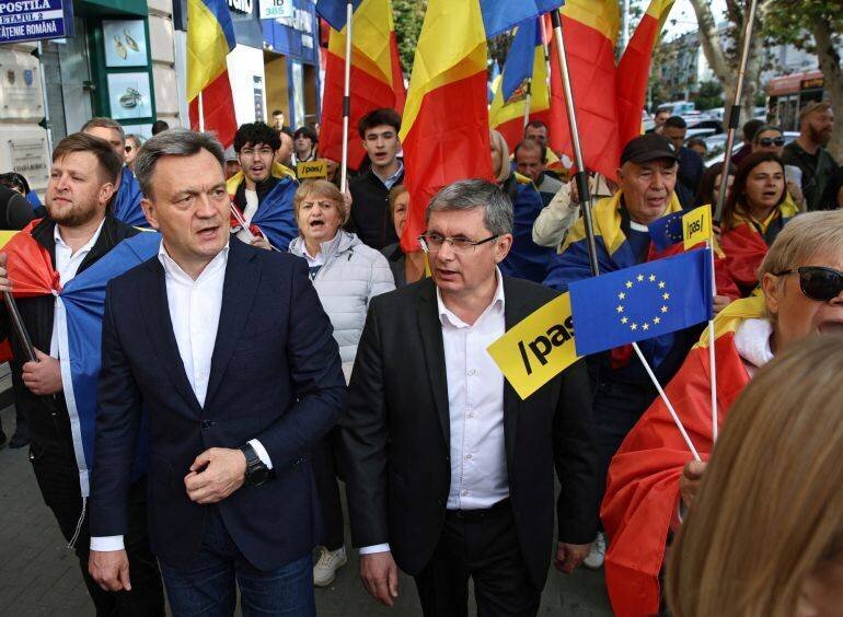 Le Premier ministre moldave et le président du Parlement lors d'un rassemblement pro-européen