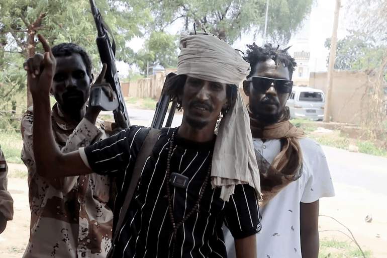 Éléments ou véhicules des forces du Soutien Rapide aux abords d'El-Fashir