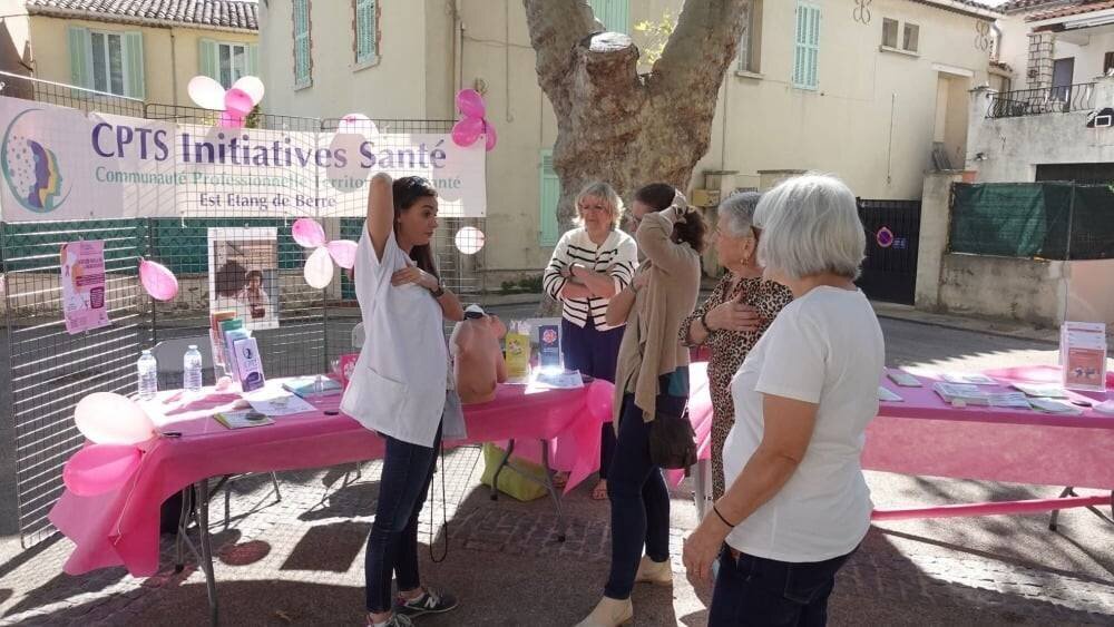 Place de la République paree de rose pour Octobre Rose