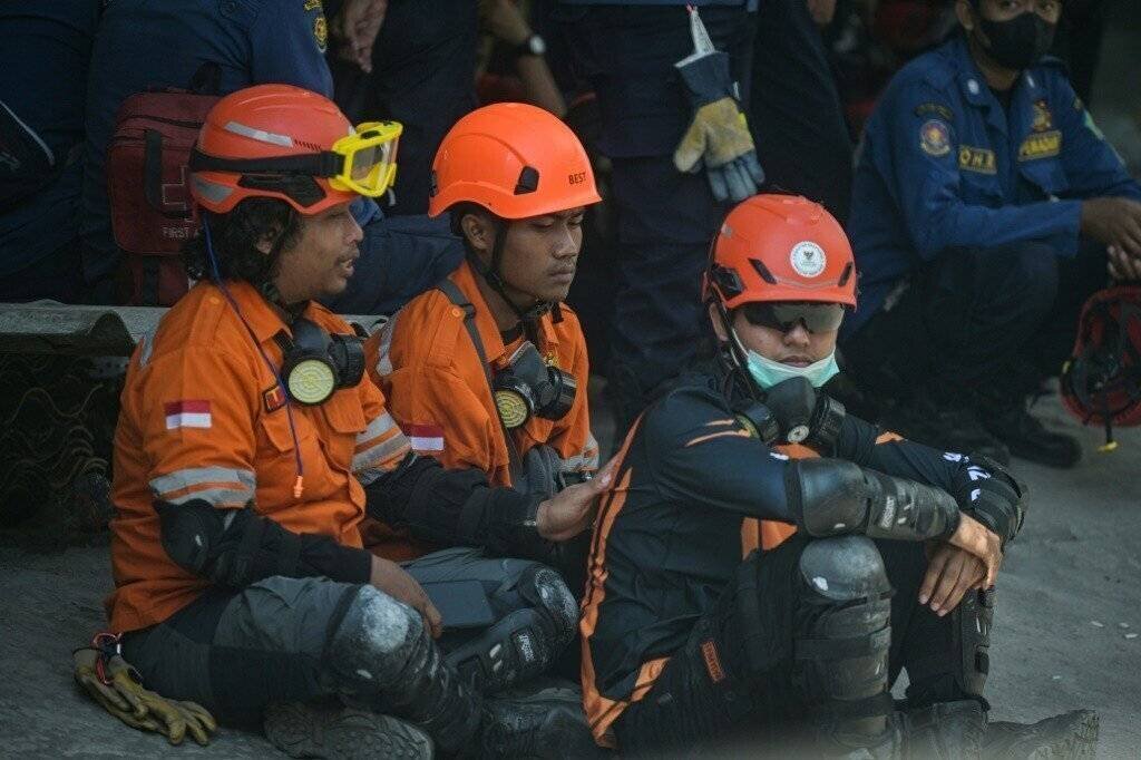 Vue des décombres de l'école islamique à Java, Indonésie