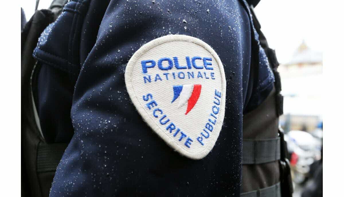 Fillette errait dans le hall; mère retrouvée morte dans un appartement sans électricité