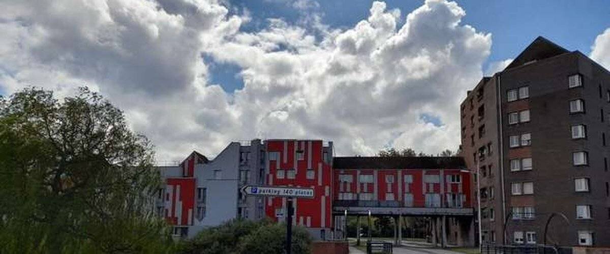 Vue du lieu du drame et du contexte du procès