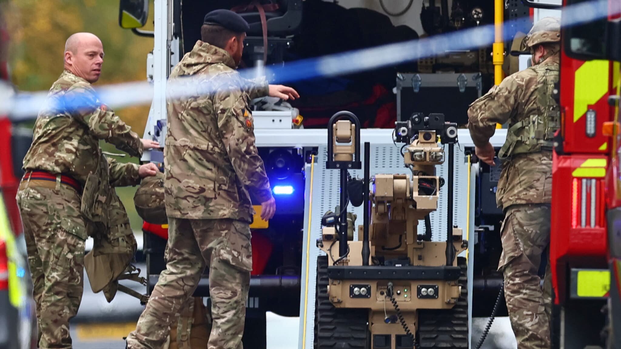 Membres des forces armées près d'une synagogue de Manchester