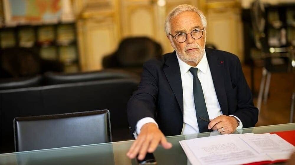 François Rebsamen dans son bureau en octobre 2025