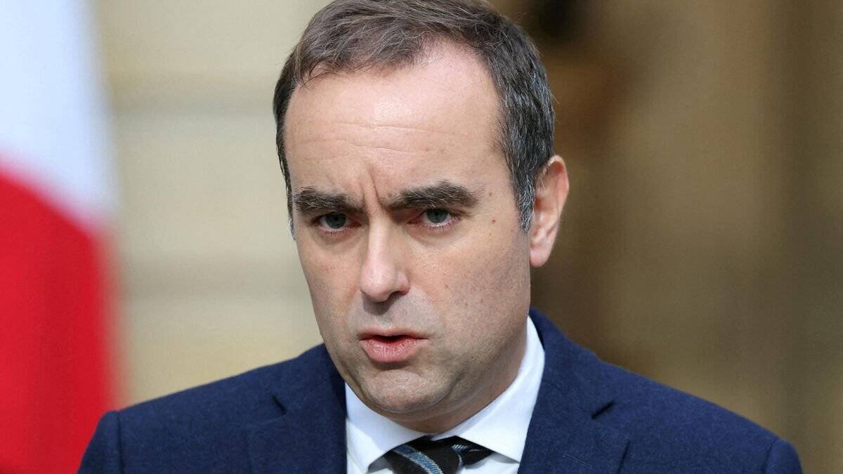 Sébastien Lecornu à Matignon lors d'une annonce budgétaire