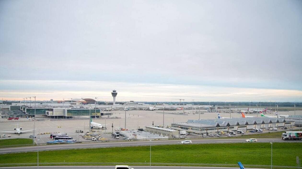 Vue générale de l’aéroport de Munich et voyageurs
