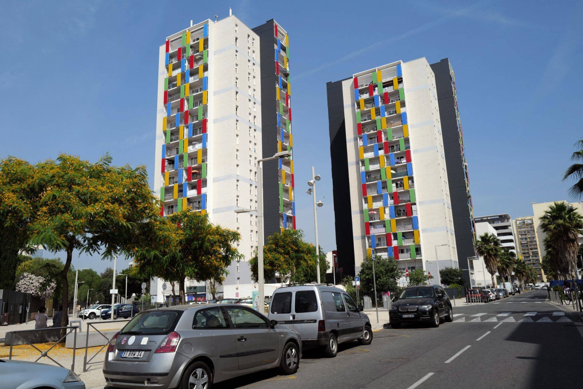 Vue générale d'une intervention policière à Nice après une fusillade