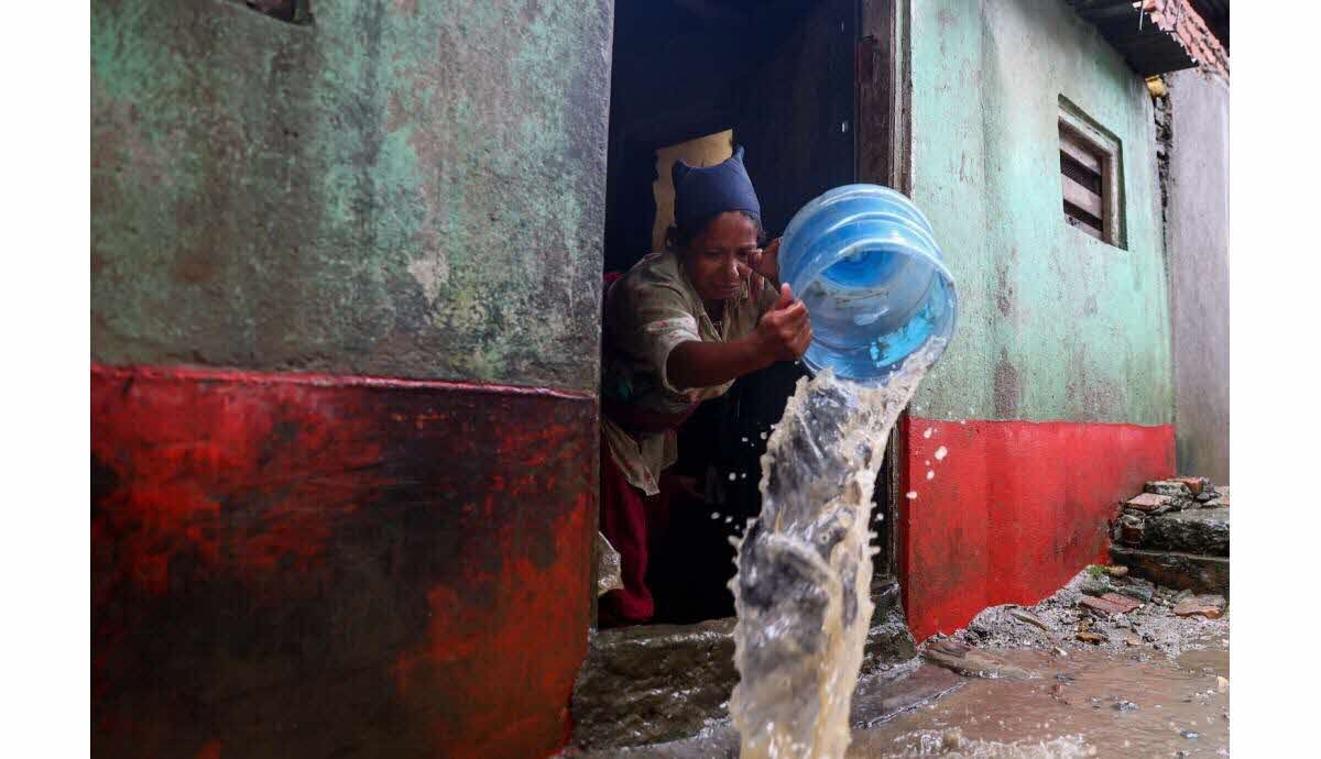 Vue des dégâts au Népal et en Inde après inondations