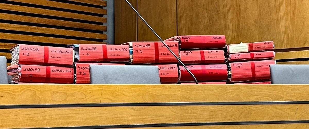 Salle d'audience et avocats