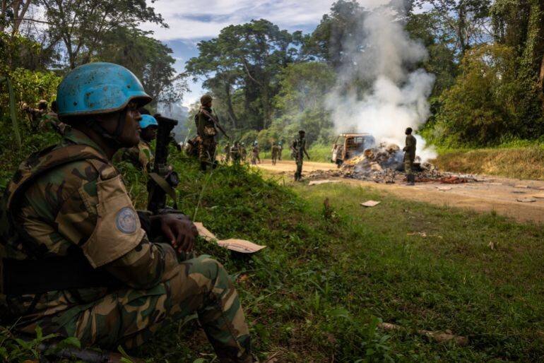 Forces conjointes de l'armée congolaise et de la MONUSCO inspectant un lieu d'embuscade