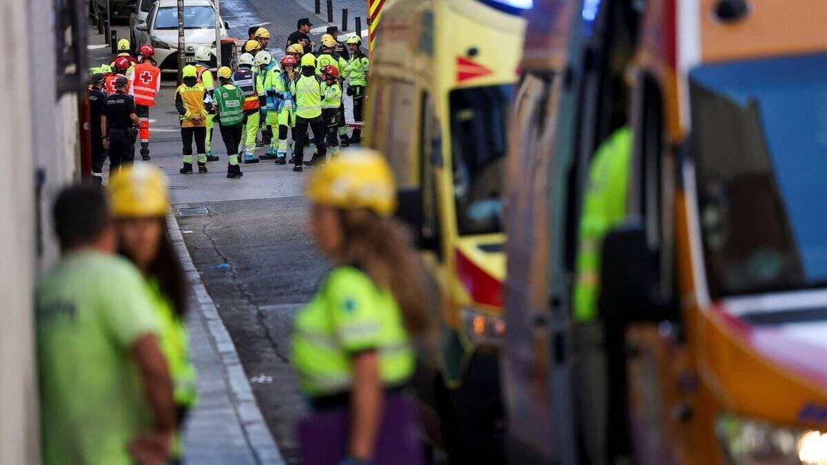 Secours près du site d’un immeuble effondré à Madrid