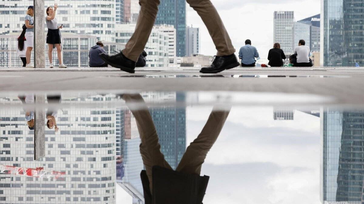 Employé se levant au bureau pour marcher