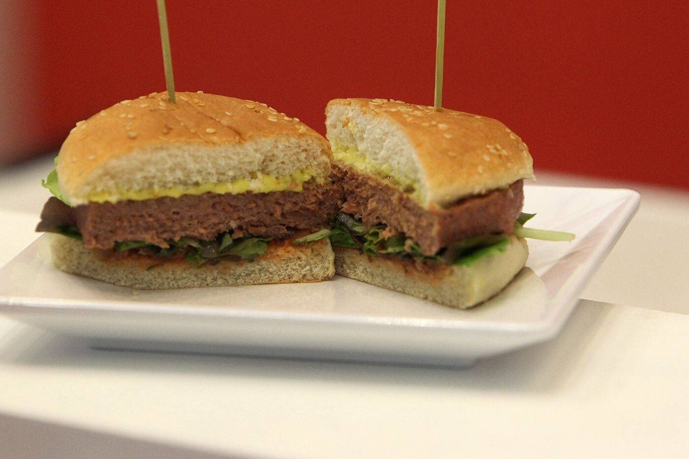 Hamburger végétalien présenté au salon international