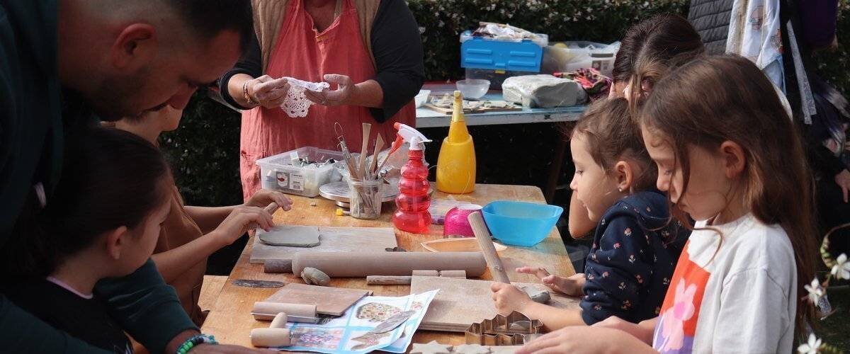 Visiteurs lors d'une animation à Landorthe, atelier du passant