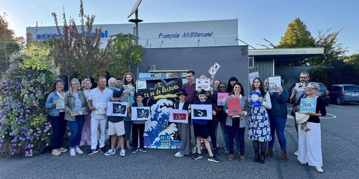 Spectateurs et enfants lors de La Fête de la Lecture à Boé