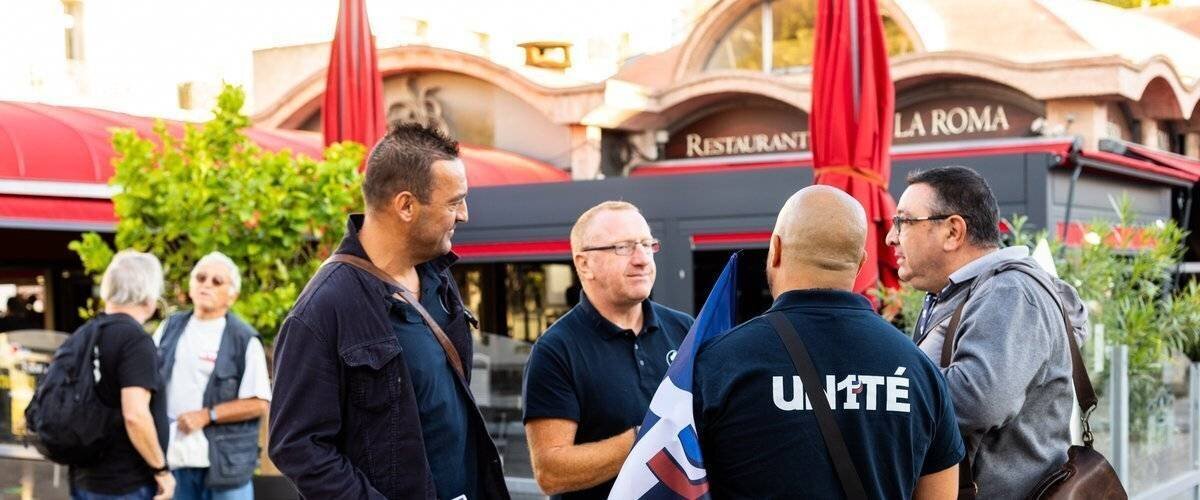 Policiers et enquêteurs lors d’un rassemblement