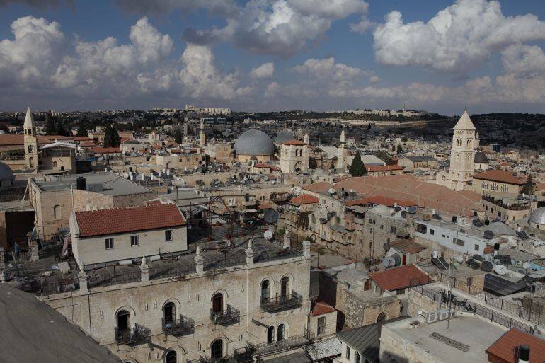 Vue de la vieille ville de Jérusalem avec la coupole du Saint-Sépulcre et le clocher de l'Église du Rédempteur