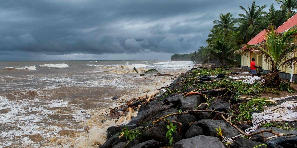 Images des fortes pluies et vagues le long des côtes antillaises