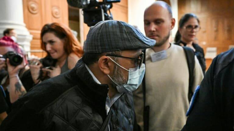 Husamettin Dogan arrive au palais de justice de Nîmes