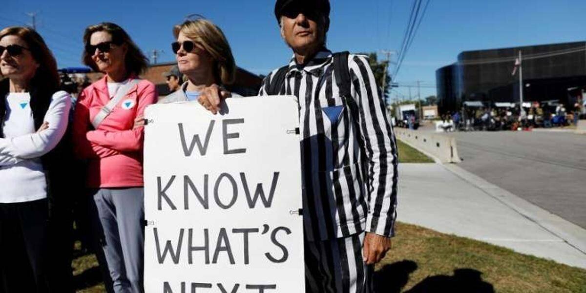 Manifestants et forces de l'ordre près d'un bâtiment ICE