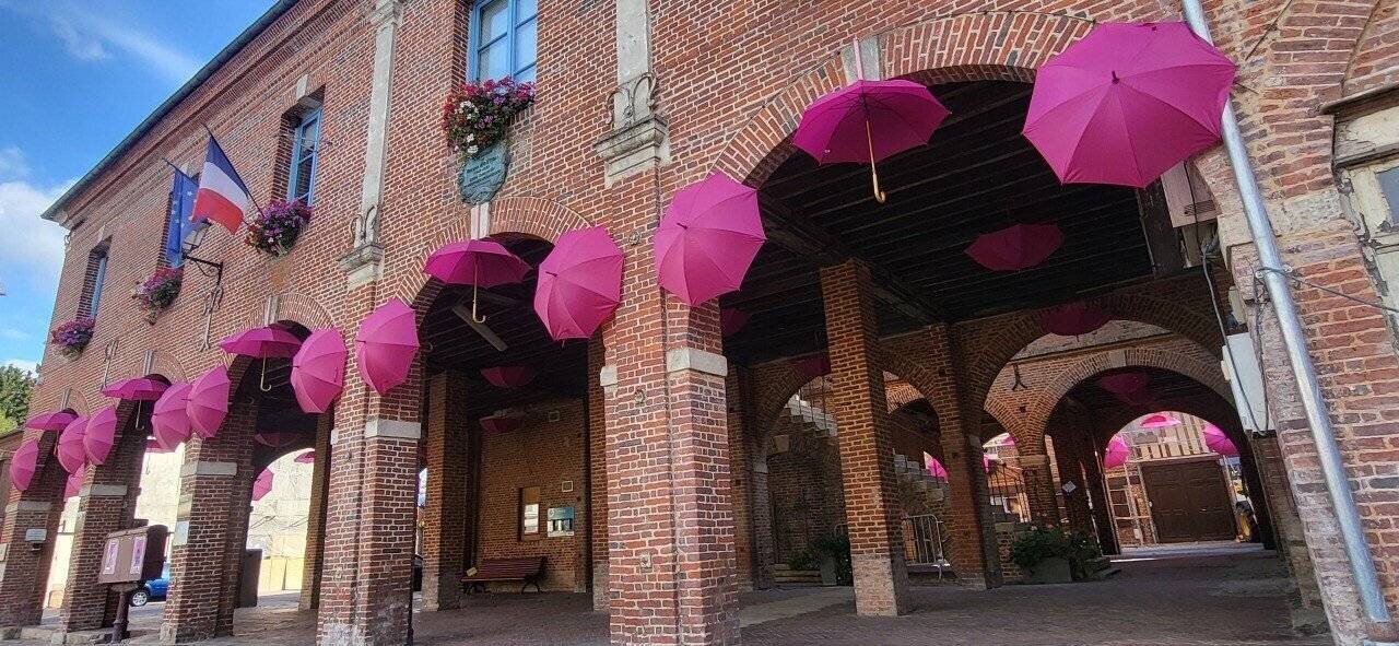 Parapluies roses et concert caritatif à Sap-en-Auge