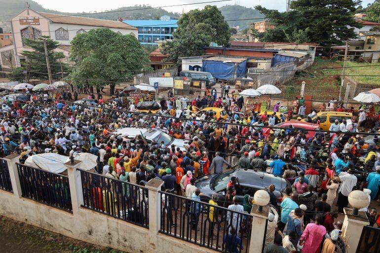 Partisans d'Issa Tchiroma Bakary entourant son véhicule lors d'un meeting à Yaoundé