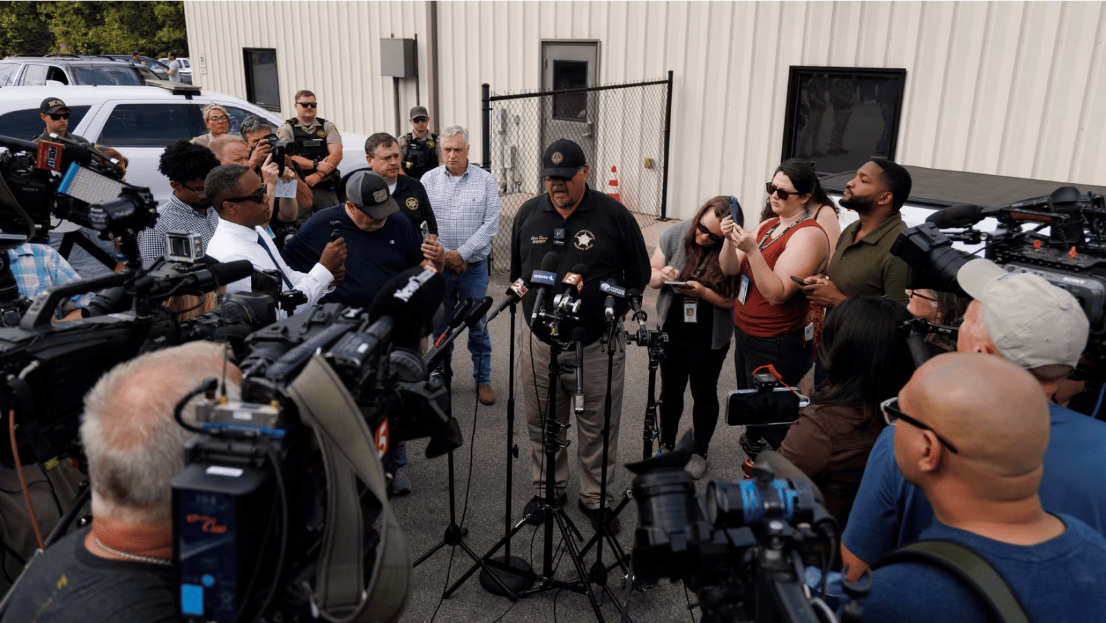 Vue aérienne d’une usine touchée par une explosion