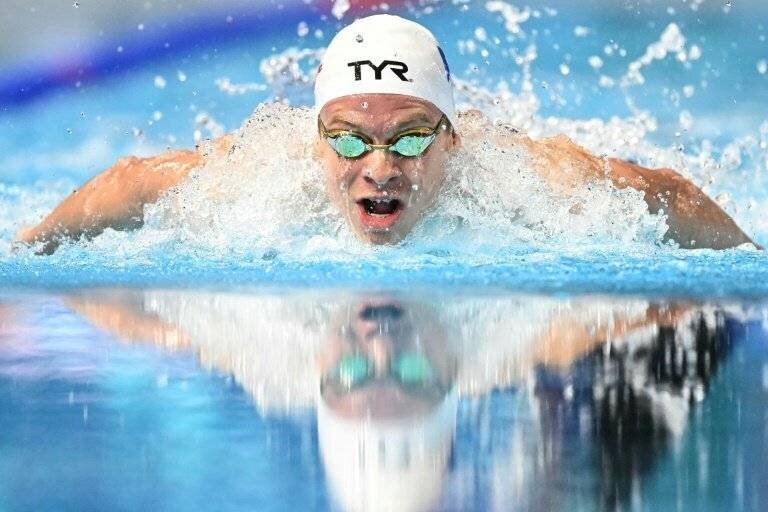 Léon Marchand en action sur 200 m dos à Carmel