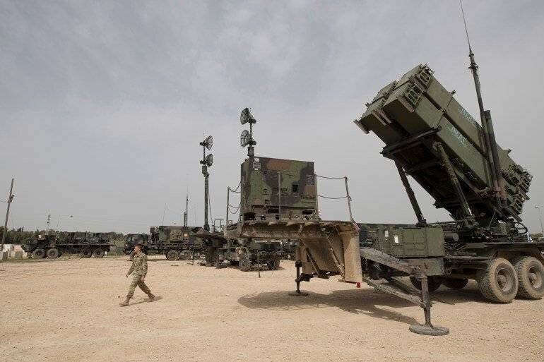 Personnel près d'une batterie Patriot