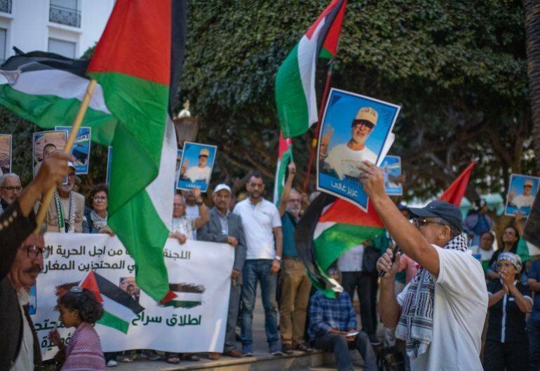 Manifestation de solidarité pro-palestinienne au Maroc, manifestants brandissent des drapeaux et des pancartes