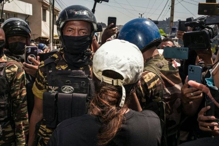 Soldats et manifestants dans la capitale malgache Antananarivo
