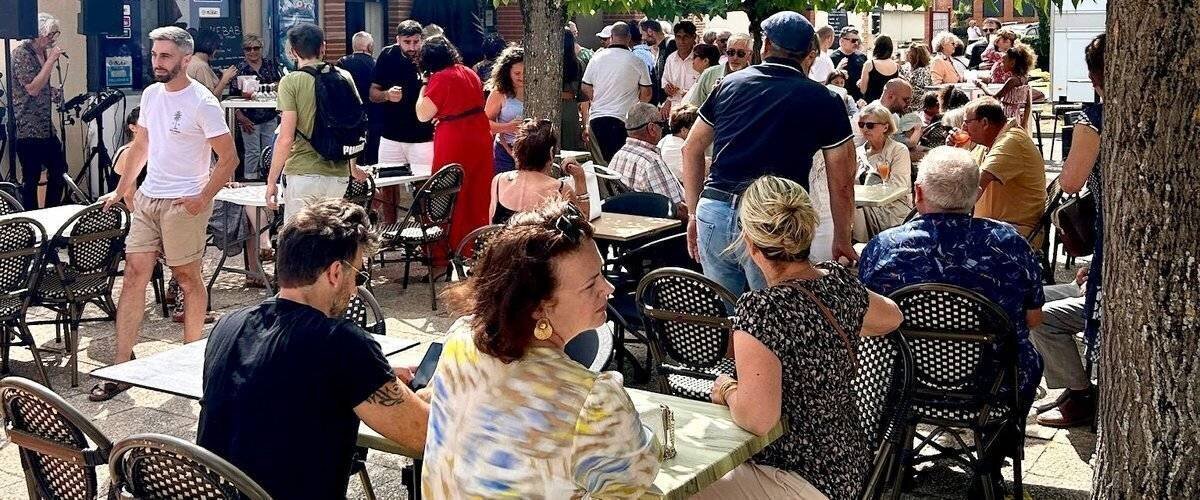 Nœud rose devant la mairie de Campsas et ambiance solidaire