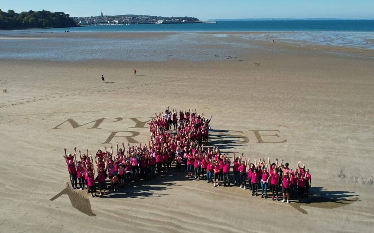 Mandala humain lors de la M’Ys Rose à Douarnenez